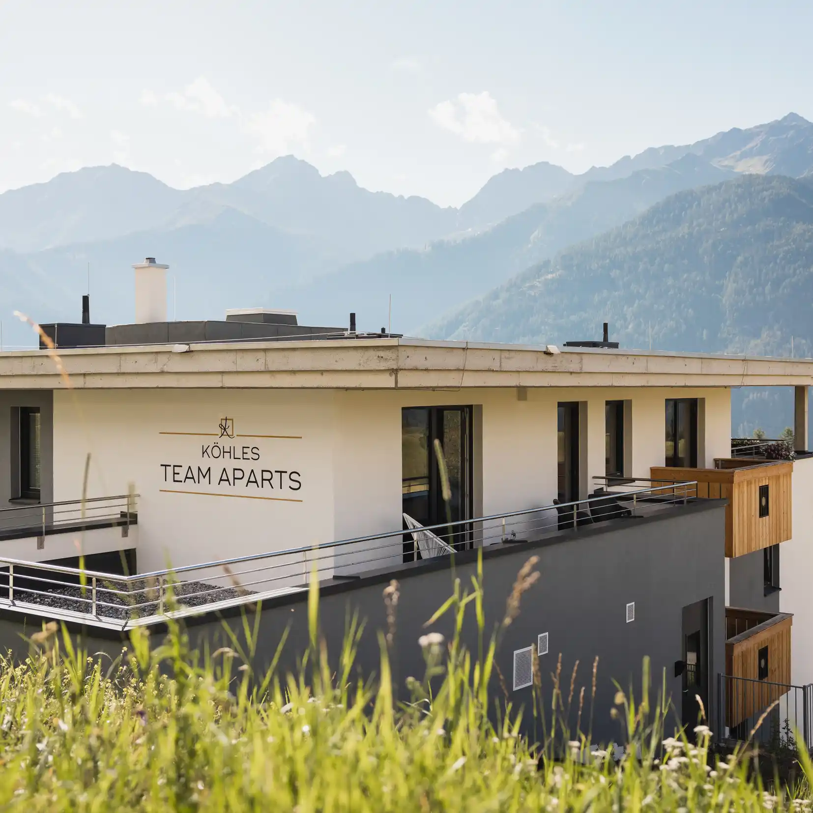 Modernes Mehrfamilienhaus mit Bergblick, präsentiert von Köhles Spitzenteam.